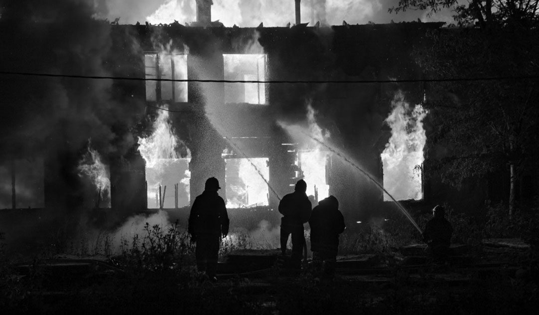 Arson Defense Lawyers in Michigan fire consuming home with firefighters fight the fire after arrest for arson related crime